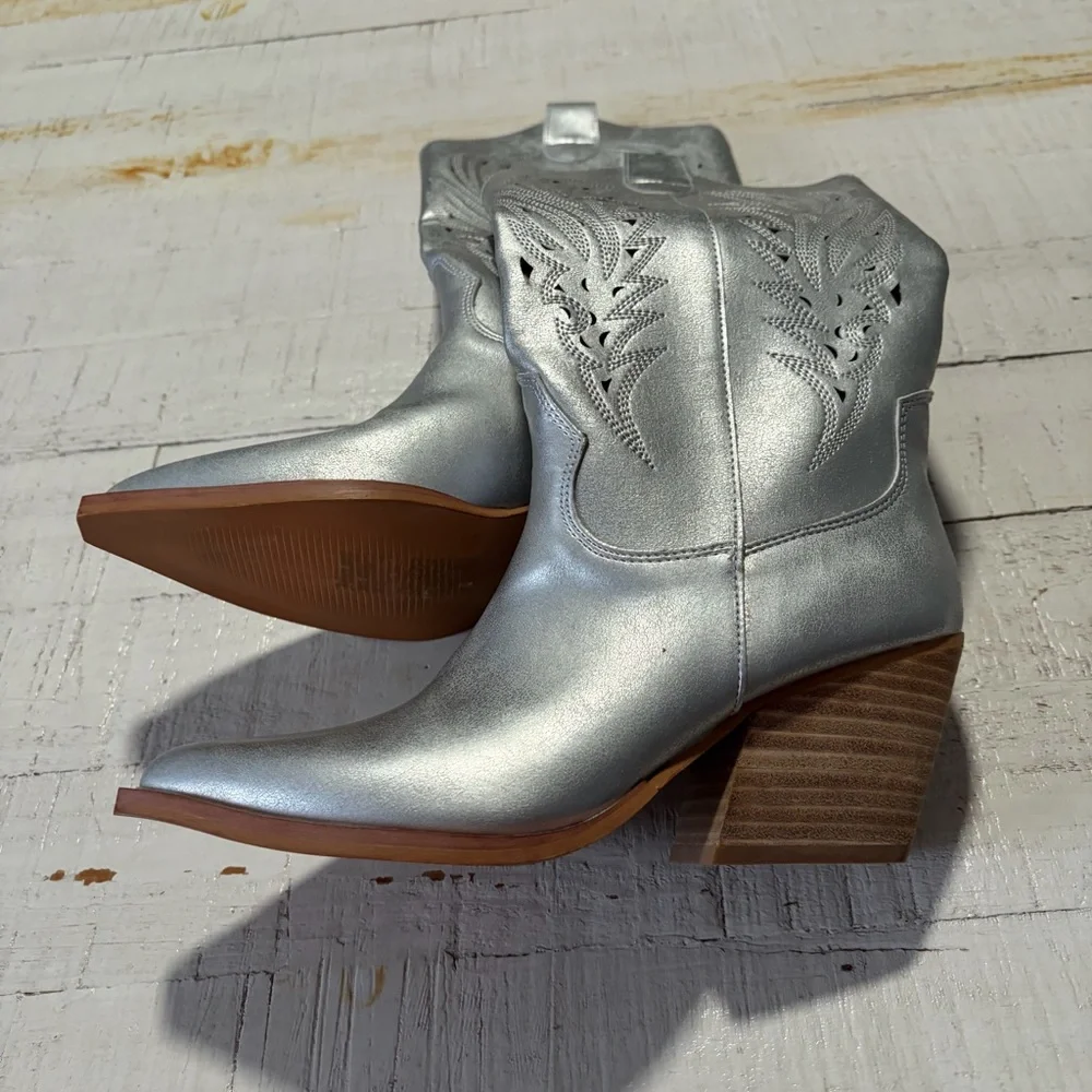 Mi.iM Metallic Silver Cowboy Boots NEW‎ size 6.5 Cutout Detail Western Festival